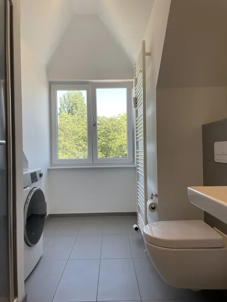 Modernisiertes Dachgeschoss mit Einbauküche — photo 1